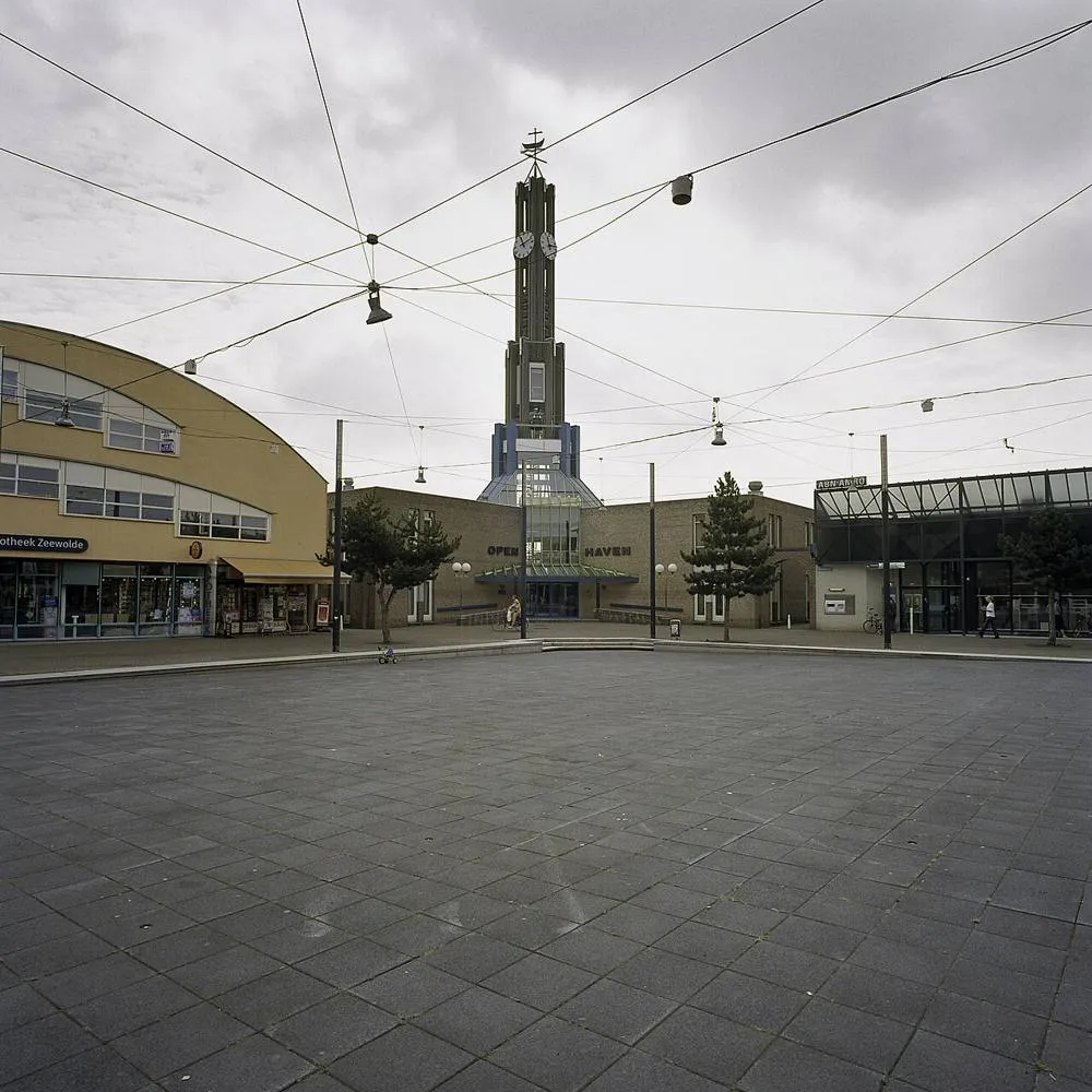Zeewolde: Overzicht toren van kerkencentrum Open Haven gezien vanaf plein - Zeewolde - 20410313 - RCE