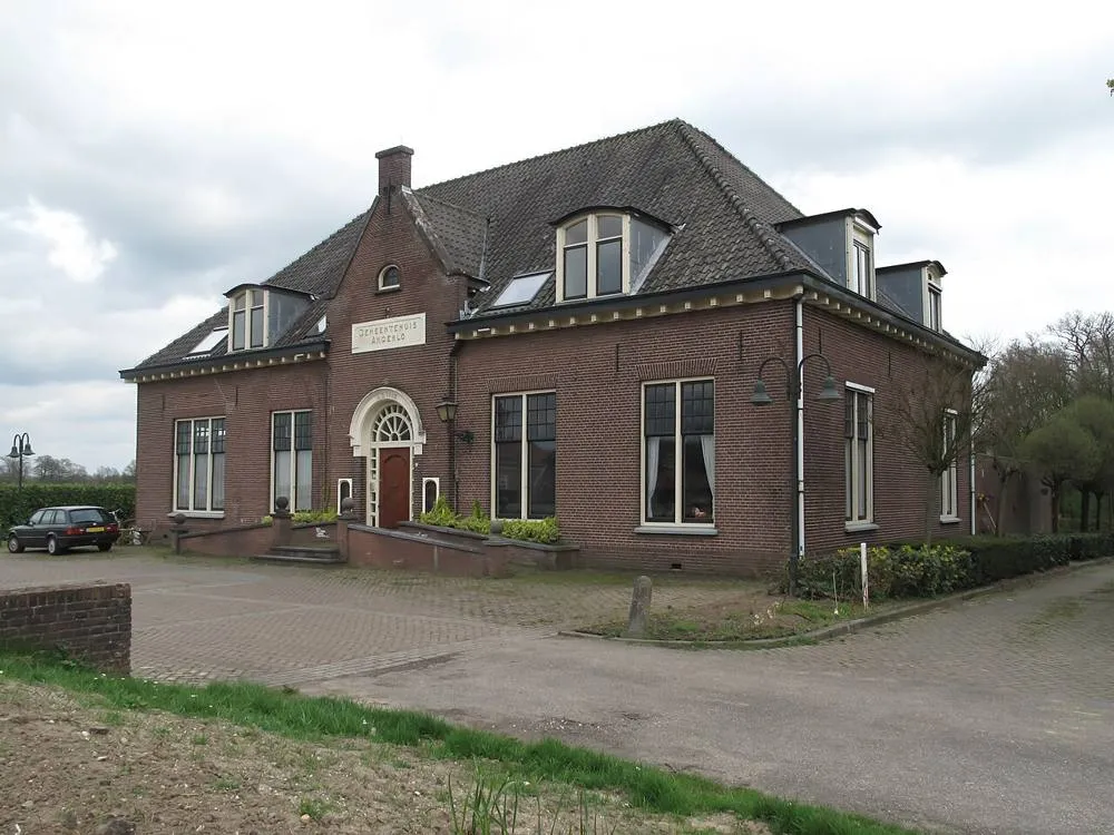 Angerlo: Angerlo, voormalig gemeentehuis foto4 2011-*04-07 16.20