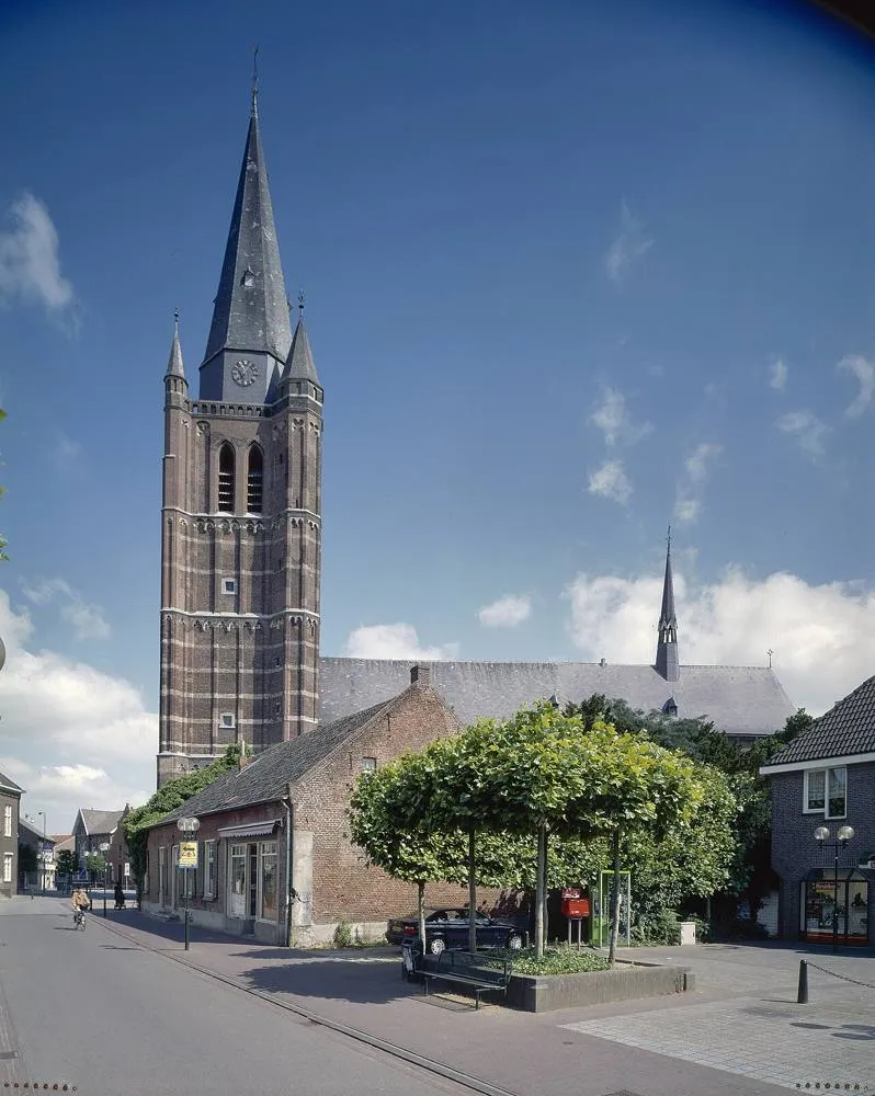 Nederweert: Overzicht zuidgevel met kerktoren - Nederweert - 20369142 - RCE