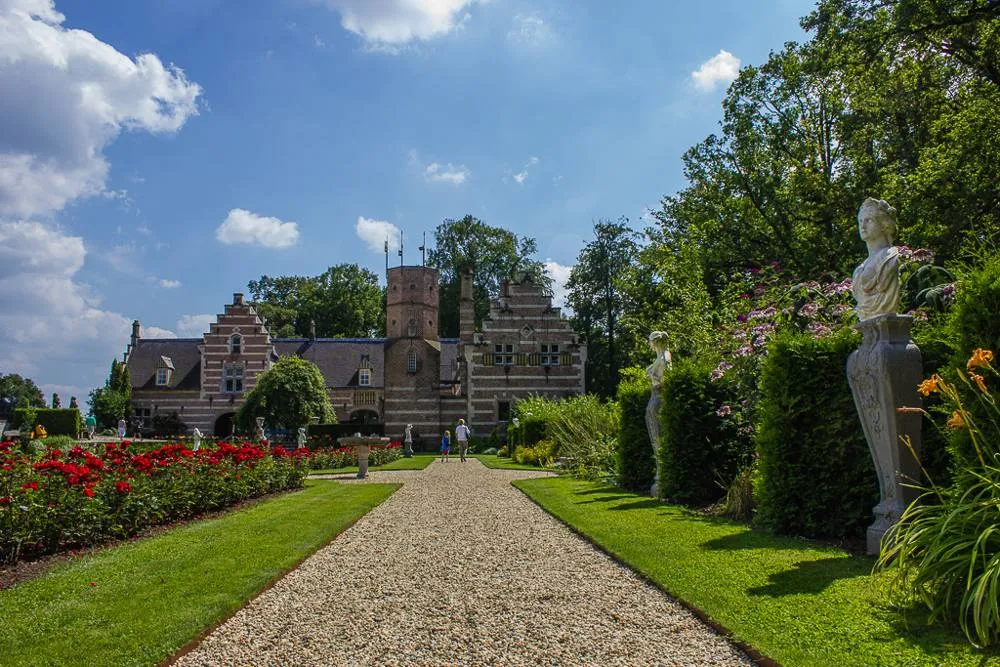 Heeswijk-Dinther: Kasteeltuin met koetshuis