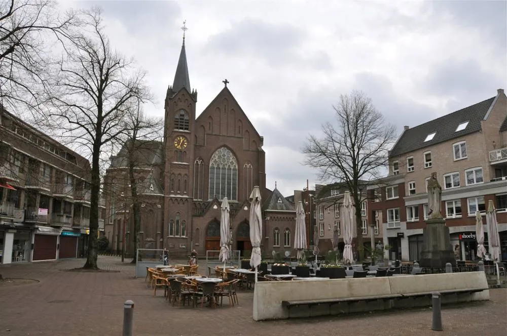 Sint-Oedenrode: Kerkplein, Sint-Oedenrode (Sint-Martinuskerk)