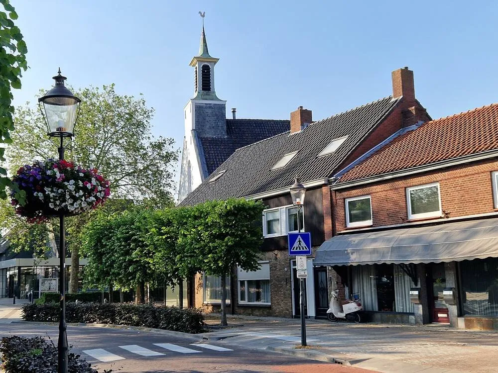 Terheijden: Terheijden Hoofdstraat zicht op Protestantse Kerk 2023-06-13