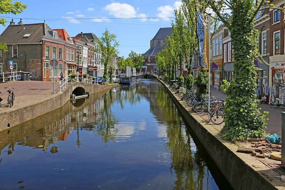 Delft: 00 0781 Canal in Delft (NL)